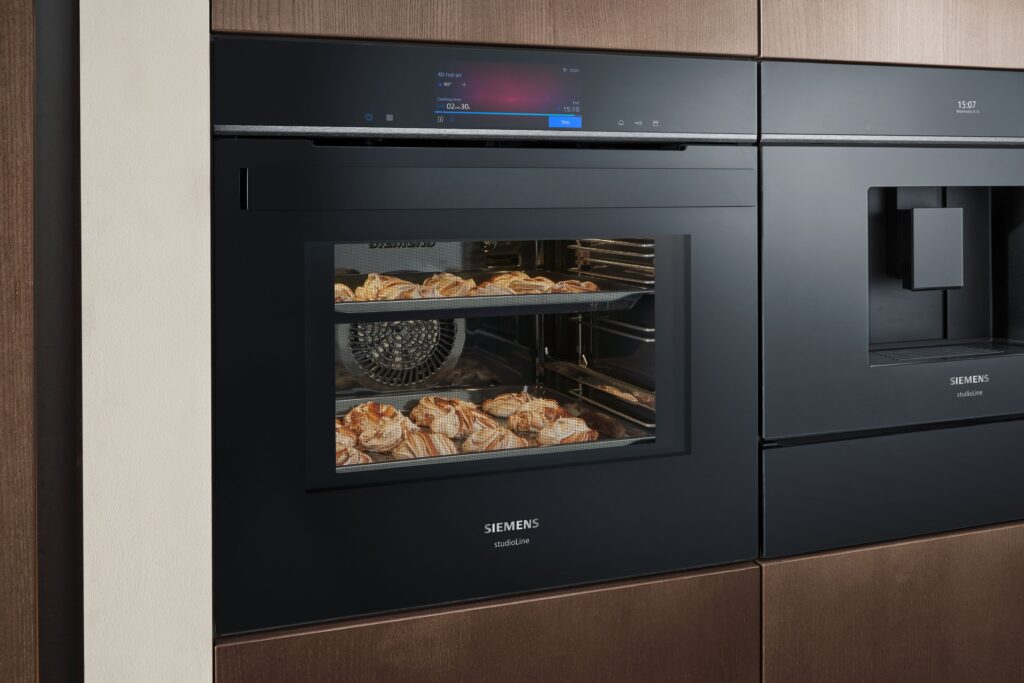 Certified technicians offering Siemens oven repair services in Dubai using genuine parts.